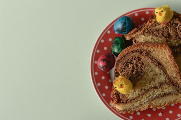 Foto directamente por encima de la toma de huevos de pascua y pasteles en el plato sobre la mesa