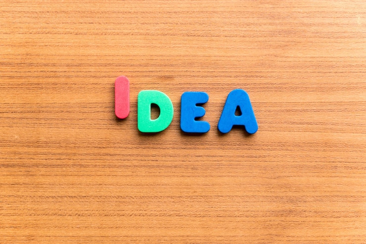 Foto directamente por encima de la toma de la idea de texto en la mesa de madera
