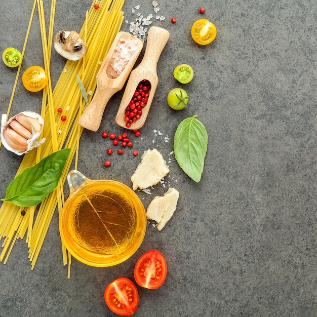 Foto directamente por encima de la toma de los ingredientes de los espaguetis en la mesa