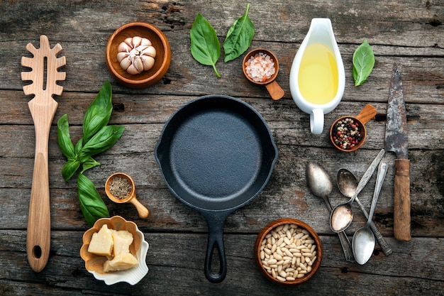 Foto directamente por encima de la toma de los ingredientes en la mesa