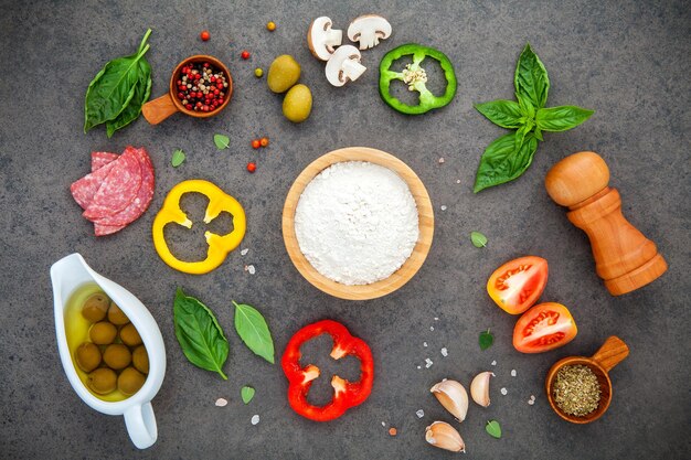 Foto directamente por encima de la toma de los ingredientes en la mesa