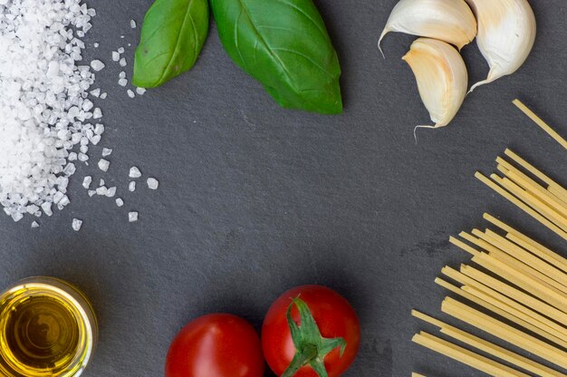 Foto directamente por encima de la toma de los ingredientes en la mesa