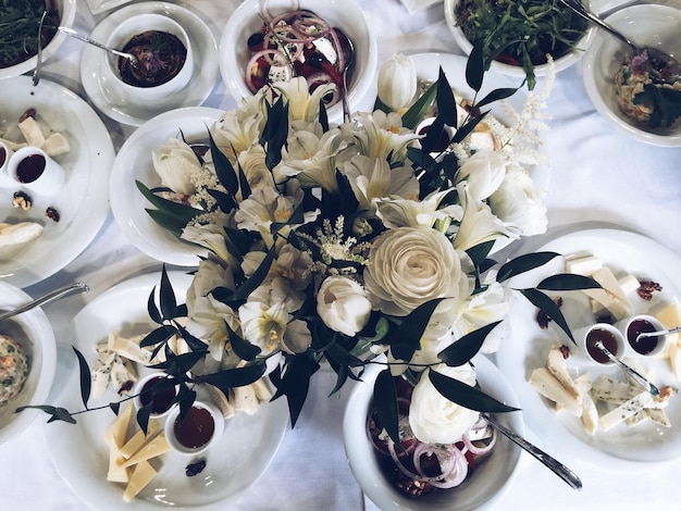 Directamente por encima de la toma del jarrón y la comida en la mesa durante la boda