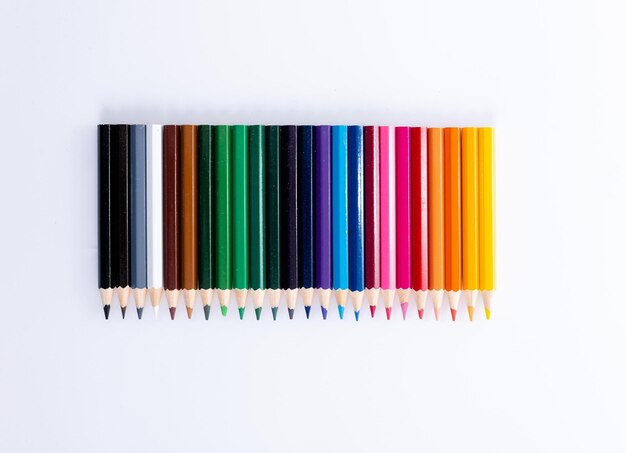 Foto directamente por encima de la toma de lápices multicolores contra un fondo blanco
