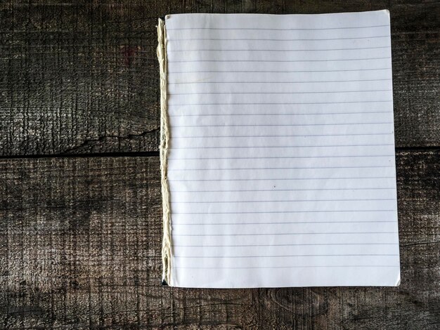 Foto directamente por encima de la toma de un libro en blanco en una mesa de madera