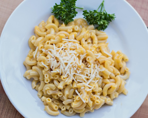 Directamente por encima de la toma de macarrones y queso en el plato