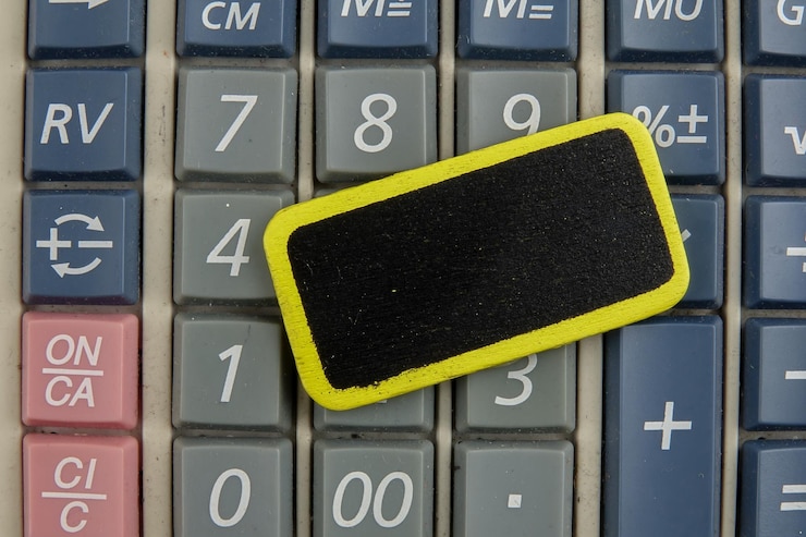 Foto directamente por encima de la toma de madera pintada en la calculadora