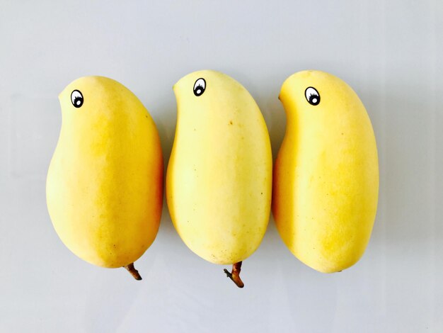 Directamente por encima de la toma de mangos en la mesa