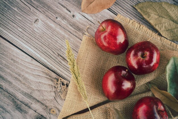 Foto directamente por encima de la toma de manzanas en la mesa