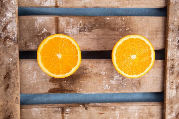 Directamente por encima de la toma de naranja en la mesa