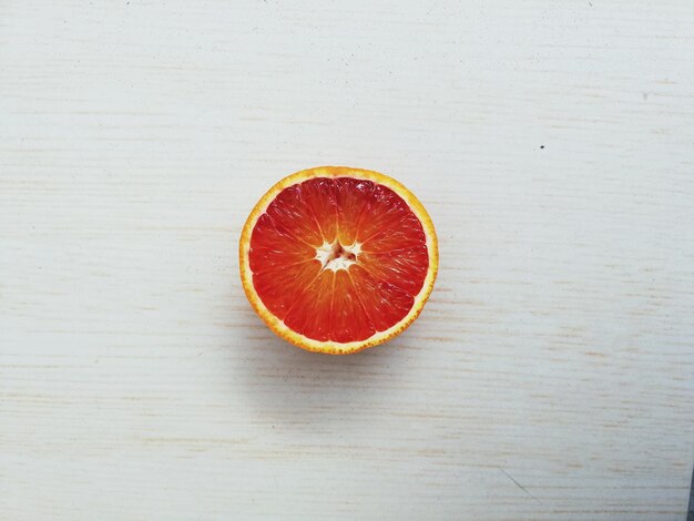 Foto directamente por encima de la toma de naranja en la mesa