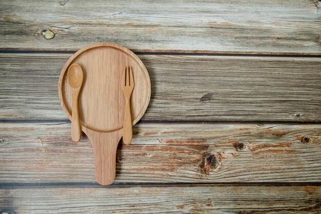 Foto directamente por encima de la toma de pan en la mesa de madera