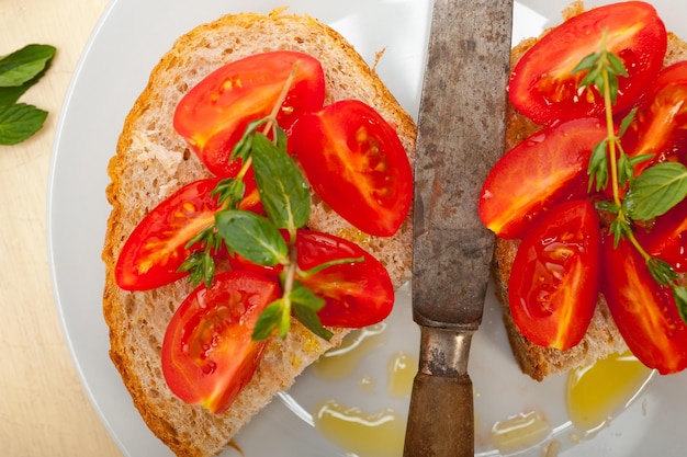 Directamente por encima de la toma de pan y tomates picados en el plato