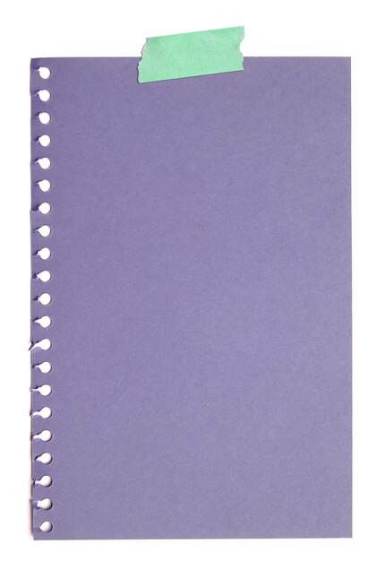 Directamente por encima de la toma de papel en blanco púrpura sobre fondo blanco