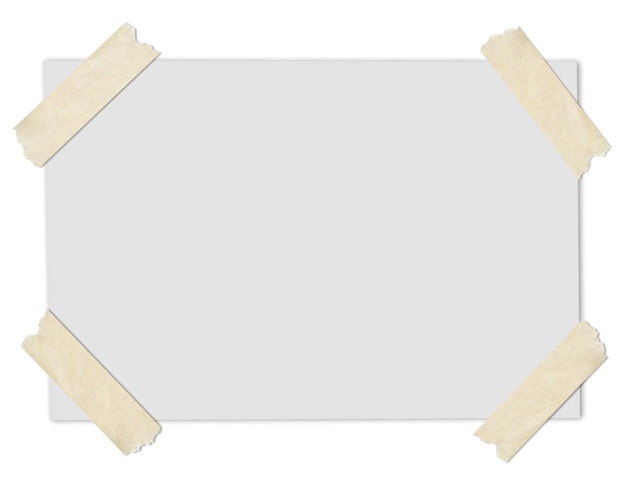 Directamente por encima de la toma de papel en blanco sobre fondo blanco