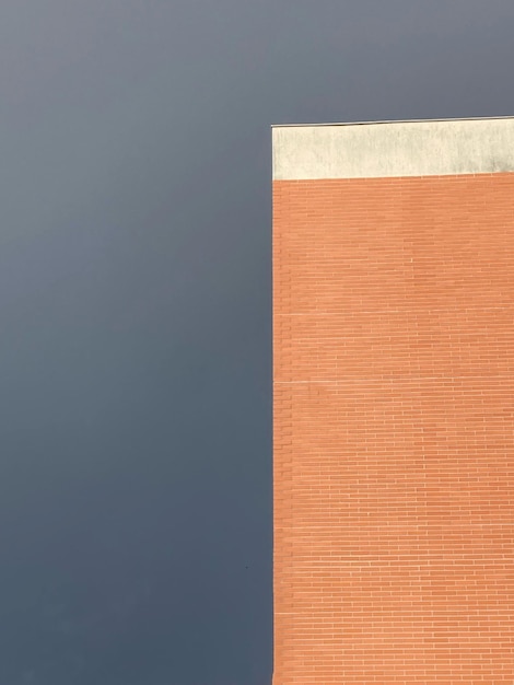 Foto directamente por encima de una toma de papel sobre un fondo gris