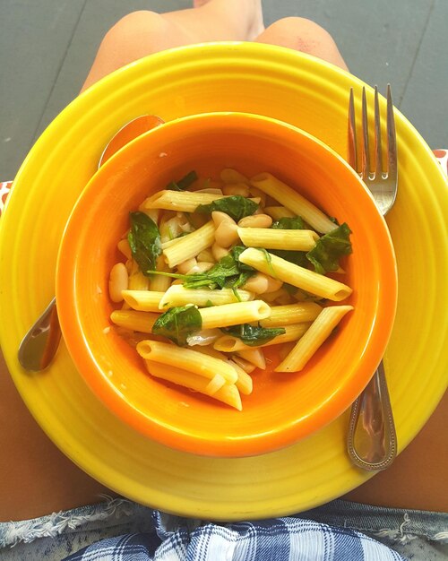 Foto directamente por encima de la toma de pasta en el plato en el regazo