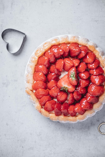 Foto directamente por encima de la toma de pastel de fresa