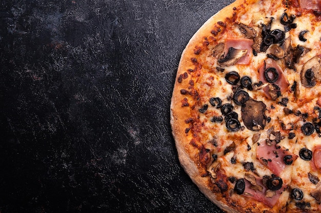 Foto directamente por encima de la toma de pizza en la mesa