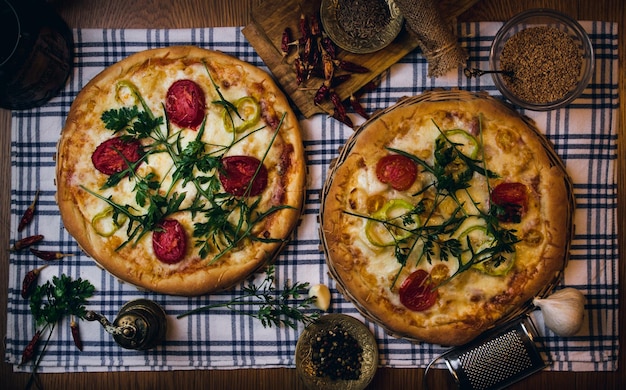 Directamente por encima de la toma de pizzas servidas en la mesa