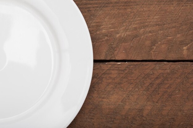 Directamente por encima de la toma de un plato vacío en una mesa de madera