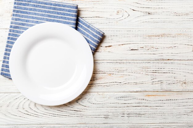 Foto directamente por encima de la toma de un plato vacío en la mesa