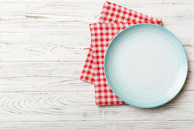 Foto directamente por encima de la toma de un plato vacío en la mesa