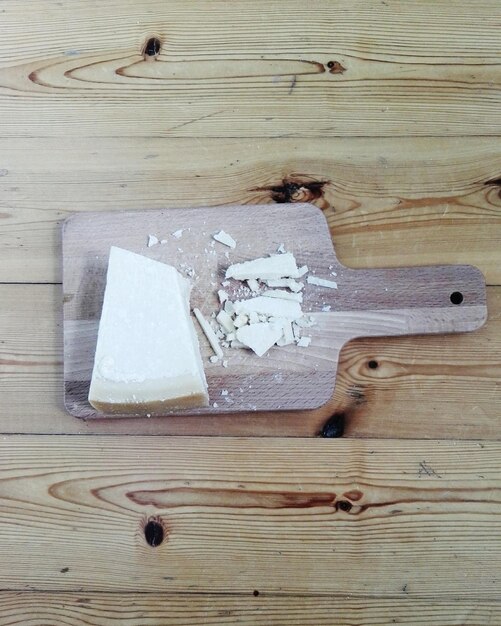 Directamente por encima de la toma de queso en la tabla en el suelo de madera dura