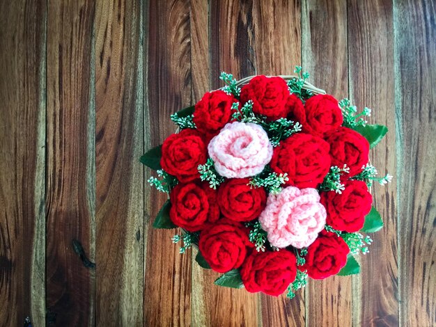 Foto directamente por encima de la toma de un ramo de rosas en la mesa