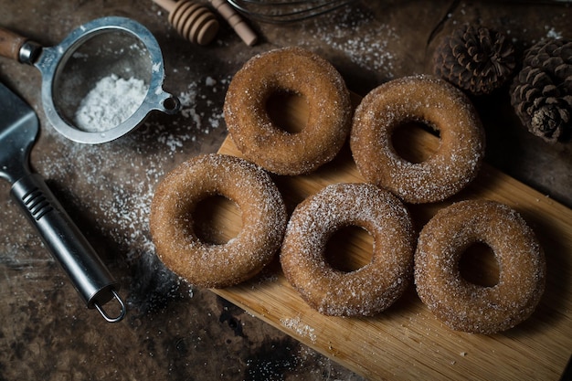 Directamente por encima de la toma de rosquillas en la mesa
