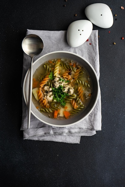 Directamente por encima de la toma de sopa de pasta en un cuenco en la mesa