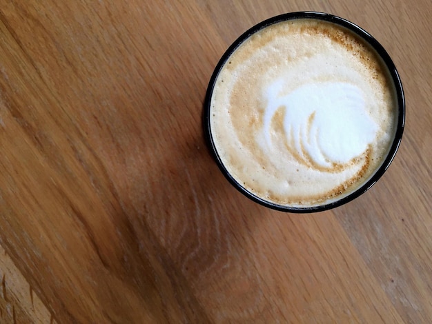 Directamente encima de la toma de una taza de café sobre la mesa