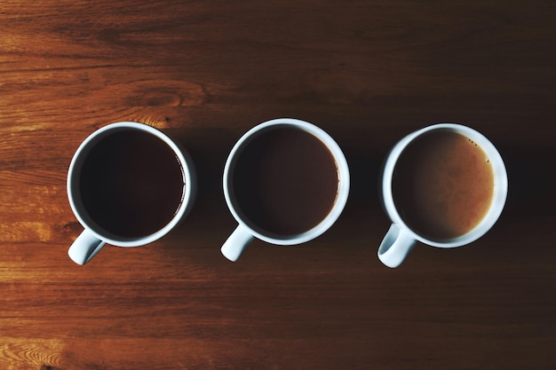 Directamente por encima de la toma de té en tazas en la mesa