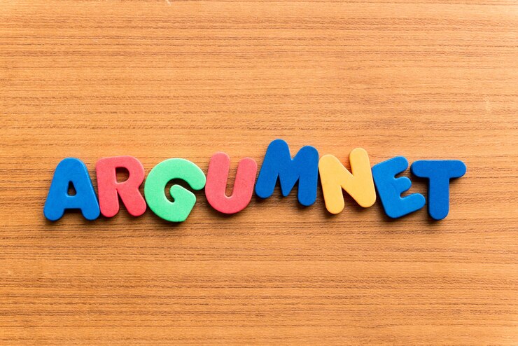 Foto directamente por encima de la toma del texto de argumento en la mesa de madera