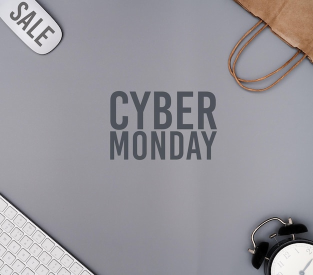 Foto directamente por encima de la toma del texto de cyber monday en la mesa