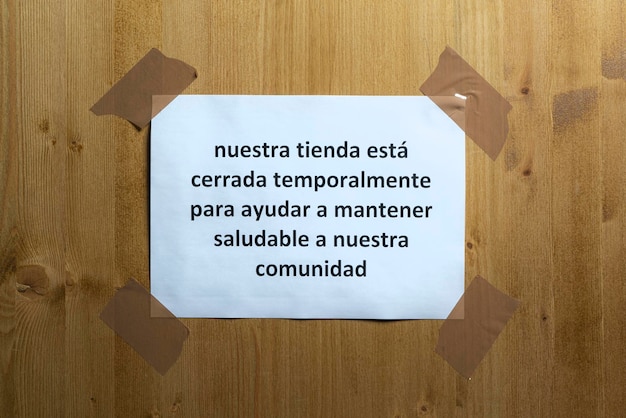 Directamente por encima de la toma de texto en papel