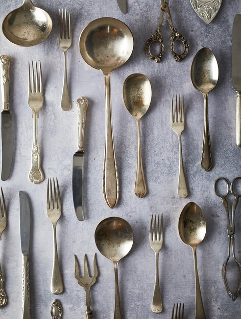 Directamente por encima de la toma de los utensilios de comida