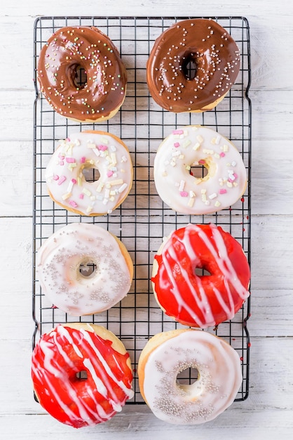 Foto directamente por encima de la toma de varias rosquillas en el estante de refrigeración