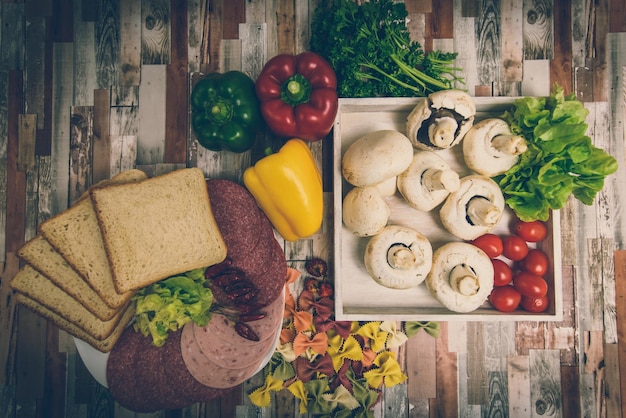 Directamente por encima de la toma de varios alimentos en la mesa