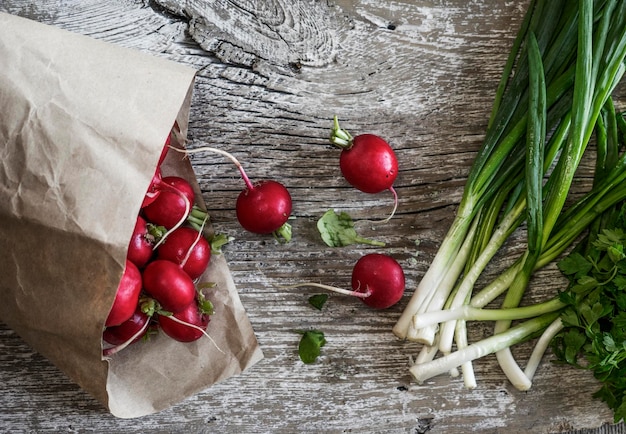 Foto directamente por encima de la toma de verduras en la mesa de madera