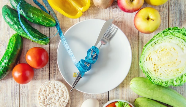 Directamente por encima de la toma de verduras en la mesa