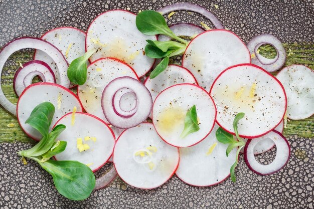 Foto directamente por encima de la toma de verduras en el plato