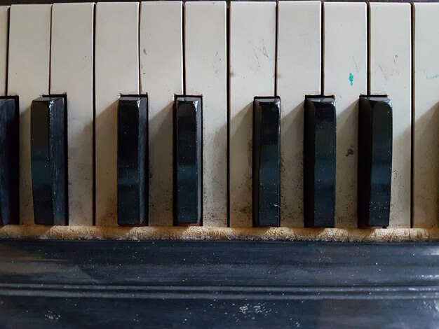 Directamente por encima de la toma de un viejo piano