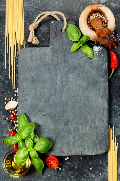 Foto directamente por encima de las verduras y hojas en la mesa