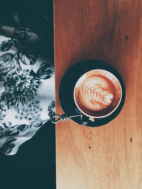 Directamente por encima de la vista de café fresco en la mesa