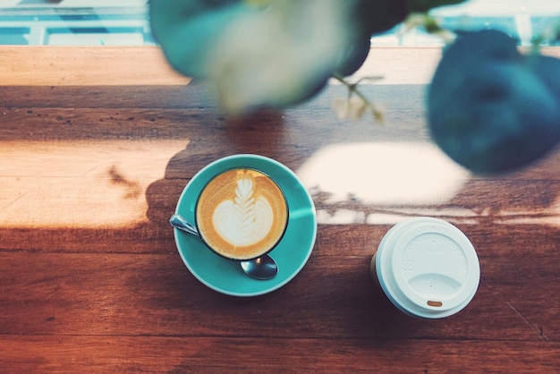 Directamente por encima de la vista de capuchino en la mesa en la cafetería