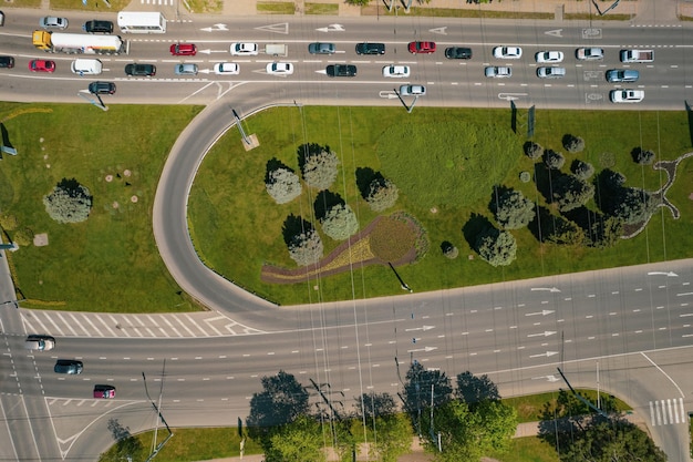 Directamente encima de la vista de la carretera con infraestructura vial de tráfico que resuelve el atasco de tráfico de automóviles