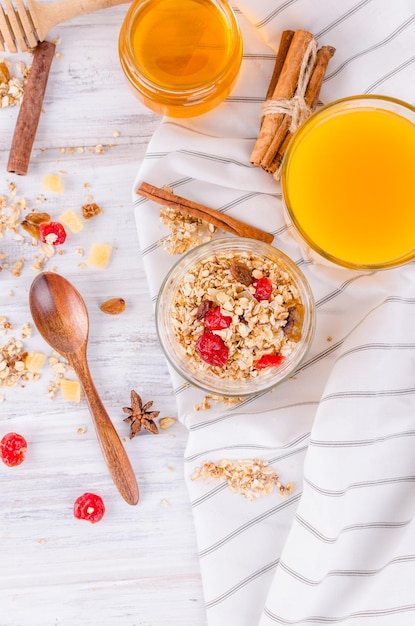 Foto directamente por encima de la vista del desayuno en la mesa