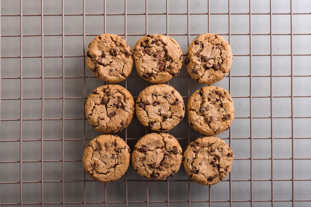 Directamente encima de la vista de galletas frescas en la rejilla de enfriamiento en la mesa, copie el espacio