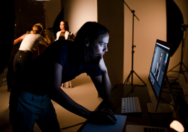 Director de arte revisando fotos en un monitor